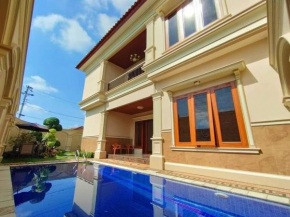Villa Syariah Muvida dengan Kolam Renang di Tengah Kota